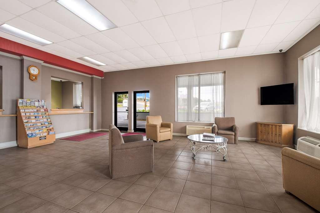 Suburban Studios Cleveland Tn I-75 Interior photo